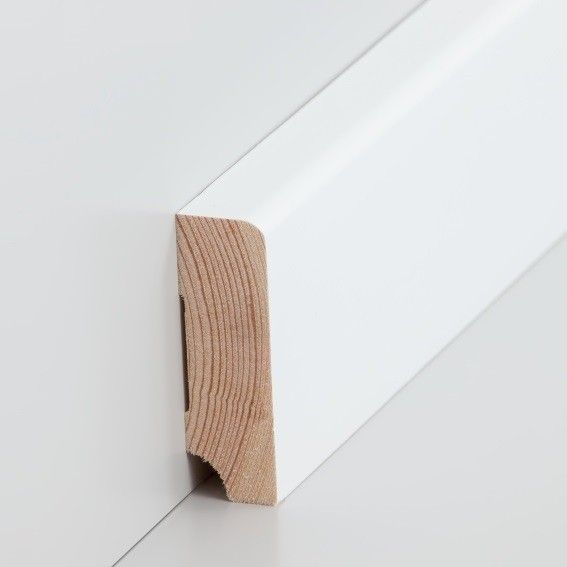 deckend_weiß_lackierte_sockelleiste_massivholz_muster