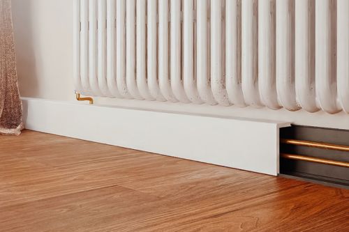 Heizungsrohr Abdeckung mit schlichter Abdeckleiste