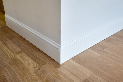 Weiße Sockelleisten