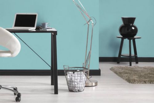 Moderne schwarze Fußleiste im Arbeitszimmer mit hellem Boden